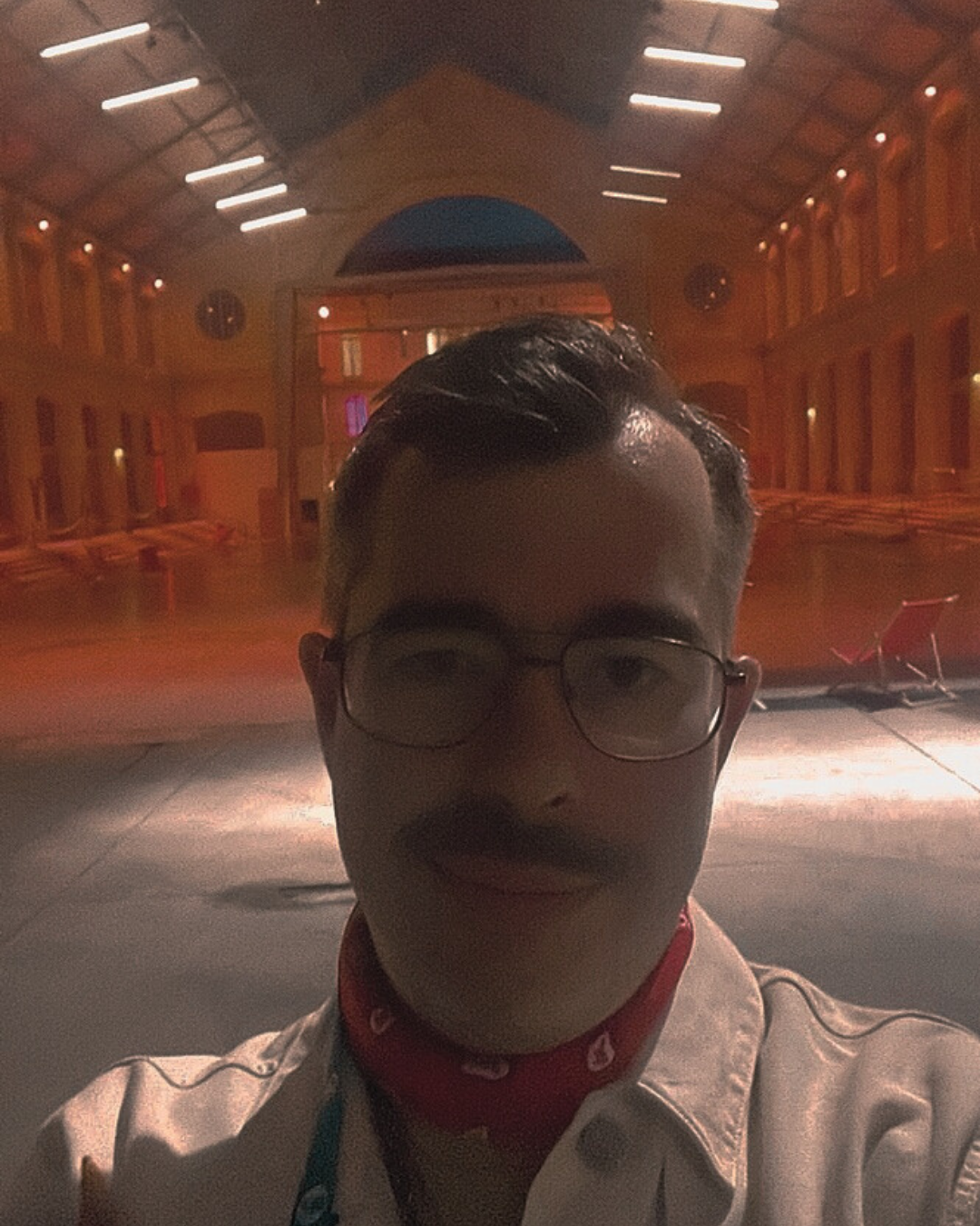 Portrait carré de Xavier Bayuk, auteur gay et créateur d’un univers littéraire transgressif.